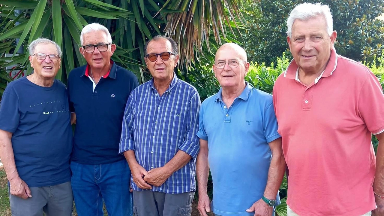Il consiglio direttivo del Gruppo Sportivo Aurora che celebra il suo cinquantesimo anniversario