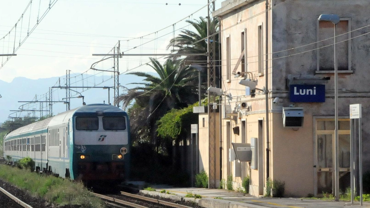 La stazione di Luni ha pochissimi treni, gli studenti di Castelnuovo e Luni potranno partire da Sarzana con l’abbonamento scontato
