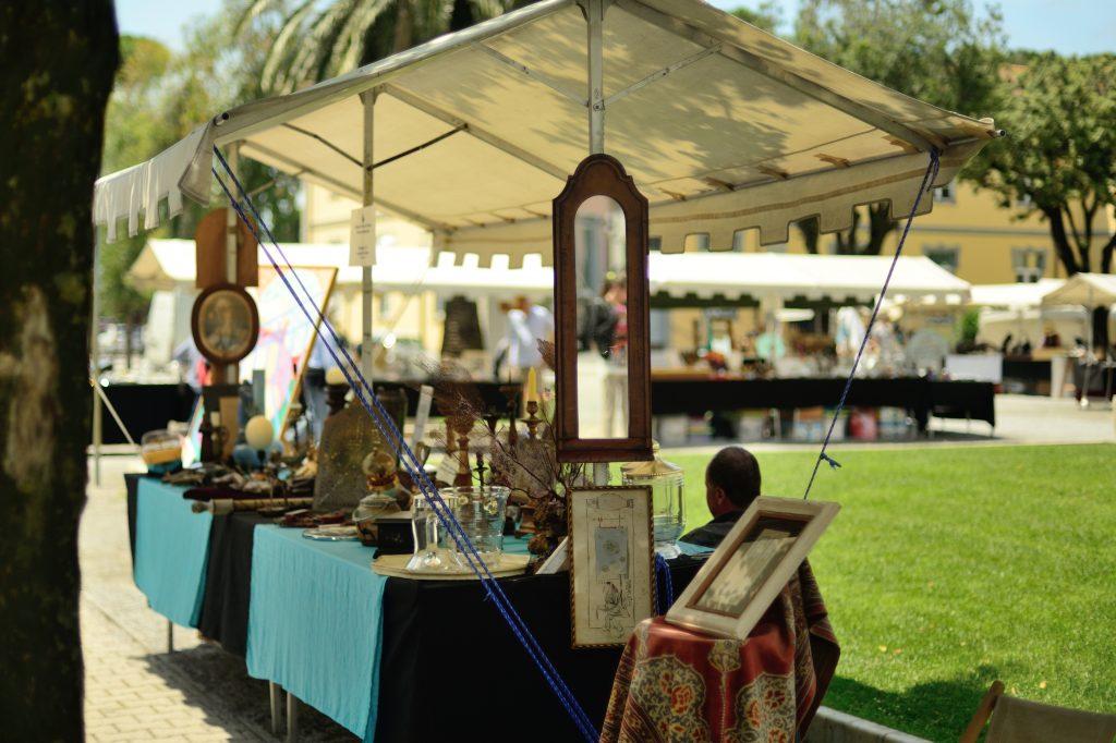 Colpo al mercato di Forte dei Marmi: rubato zaino con gioielli a esperta di antiquariato