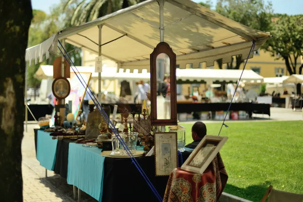 Colpo al mercato di Forte dei Marmi: rubato zaino con gioielli a esperta di antiquariato