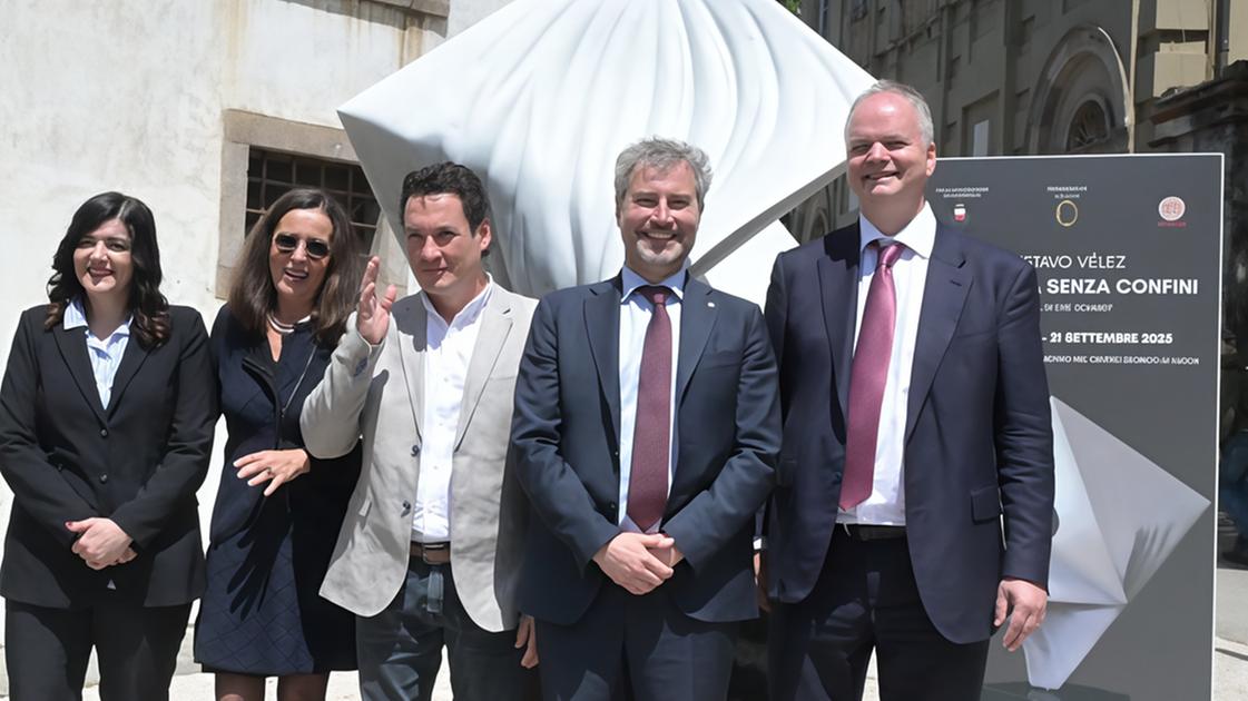 https://www.lanazione.it/image-service/view/acePublic/alias/contentid/NjQzMWQ2NGUtYjI3ZS00/0/geometria-senza-confini-mostra-diffusa-di-velez-14-sculture-a-cielo-aperto-con-la-mano-di-schmidt.jpeg?f=16:9&w=1200&h=630