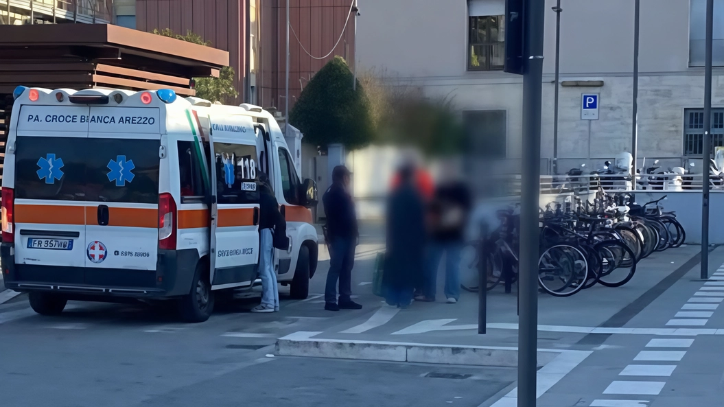 La croce bianca e la polizia alla stazione di Arezzo La croce bianca e la polizia alla stazione di Arezzo