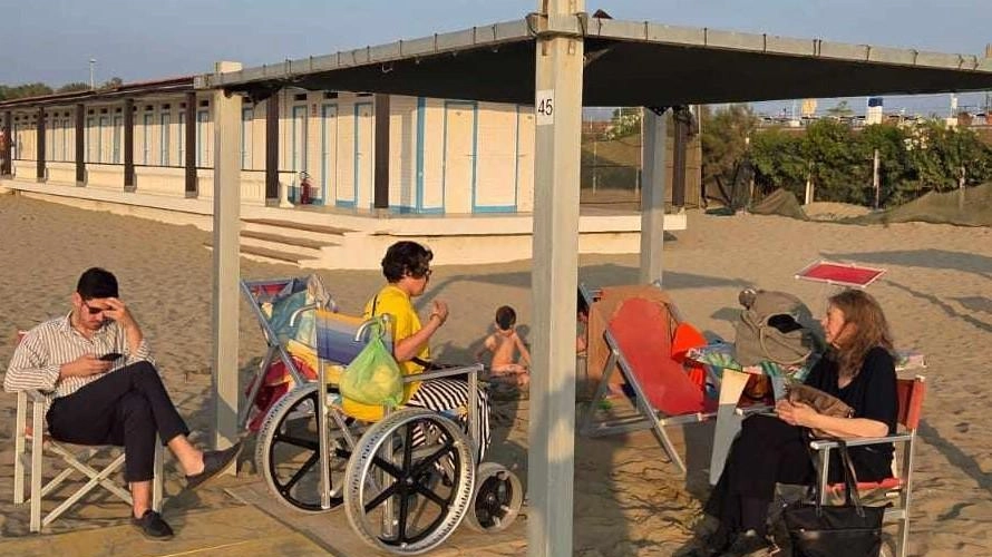La carrozzina per disabili, adatta alla spiaggia, donata da Banda Albereta La carrozzina per disabili, adatta alla spiaggia, donata da Banda Albereta