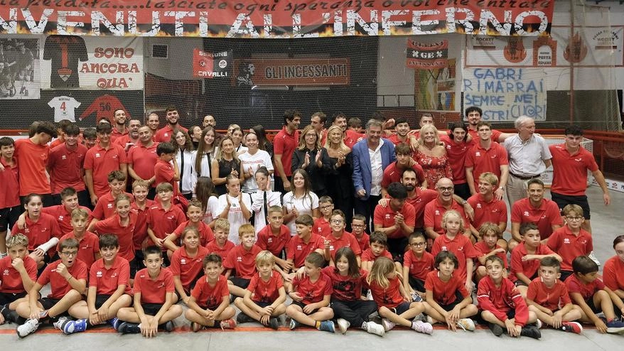 La presentazione al PalaTori con l’intervento del presidente Maurizio Corona alla presenza di tutto lo staff La presentazione al PalaTori con l’intervento del presidente Maurizio Corona alla presenza di tutto lo staff