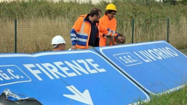 Il cartello crollato ad agosto 2018 in Fipili (. foto Cappello per Valtriani Il cartello crollato ad agosto 2018 in Fipili (. foto Cappello per Valtriani