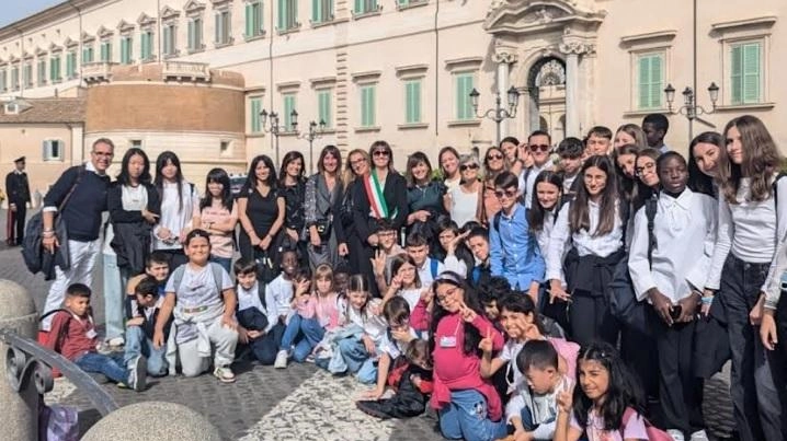 A Roma si è concluso il viaggio dei calzini spaiati di Fucecchio, premiando le classi vincitrici con una visita al Quirinale. Iniziative per celebrare la diversità e la crescita. A Roma si è concluso il viaggio dei calzini spaiati di Fucecchio, premiando le classi vincitrici con una visita al Quirinale. Iniziative per celebrare la diversità e la crescita.