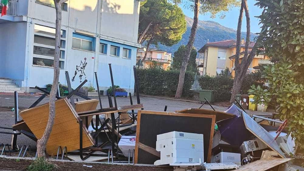 Il materiale della ’Parini’ dopo la chiusura della scuola Il materiale della ’Parini’ dopo la chiusura della scuola