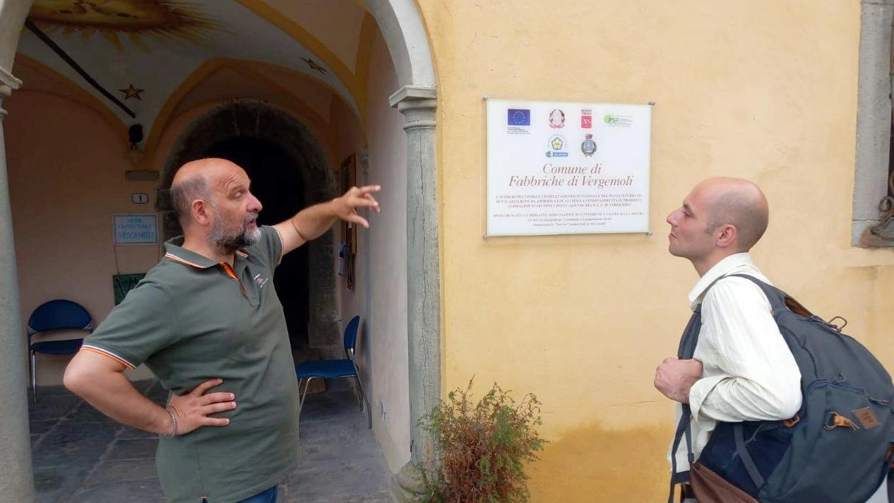 Il sindaco Michele Giannini con James Imam, inviato del Times (foto Borghesi) Il sindaco Michele Giannini con James Imam, inviato del Times (foto Borghesi)