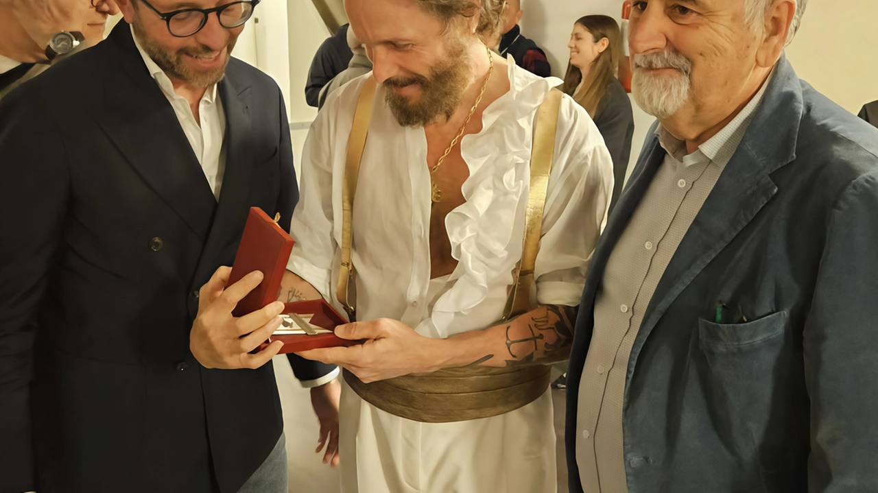 Jovanotti con Antonio Mazzeo, presidente del Consiglio Regionale, e il consigliere Vincenzo Ceccarelli che consegnano il riconoscimento