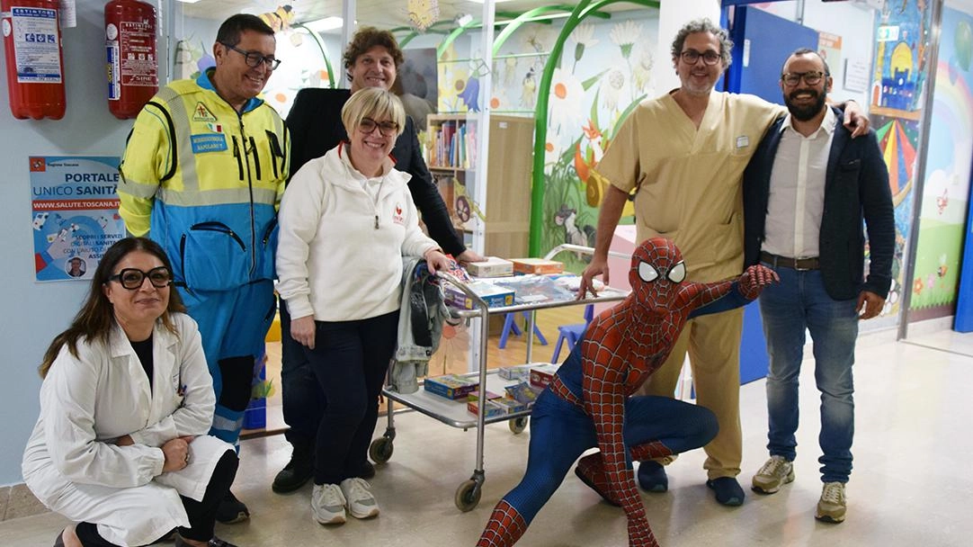 Piacevole sorpresa per i bambini ricoverati all’ospedale Santa Maria alle Scotte. Mattia Villardita, il “supereroe di corsia” vestito da...