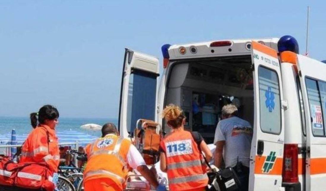https://www.lanazione.it/image-service/view/acePublic/alias/contentid/NjRlN2E1NTgtYzhiZC00/0/ambulanza-spiaggia.jpeg