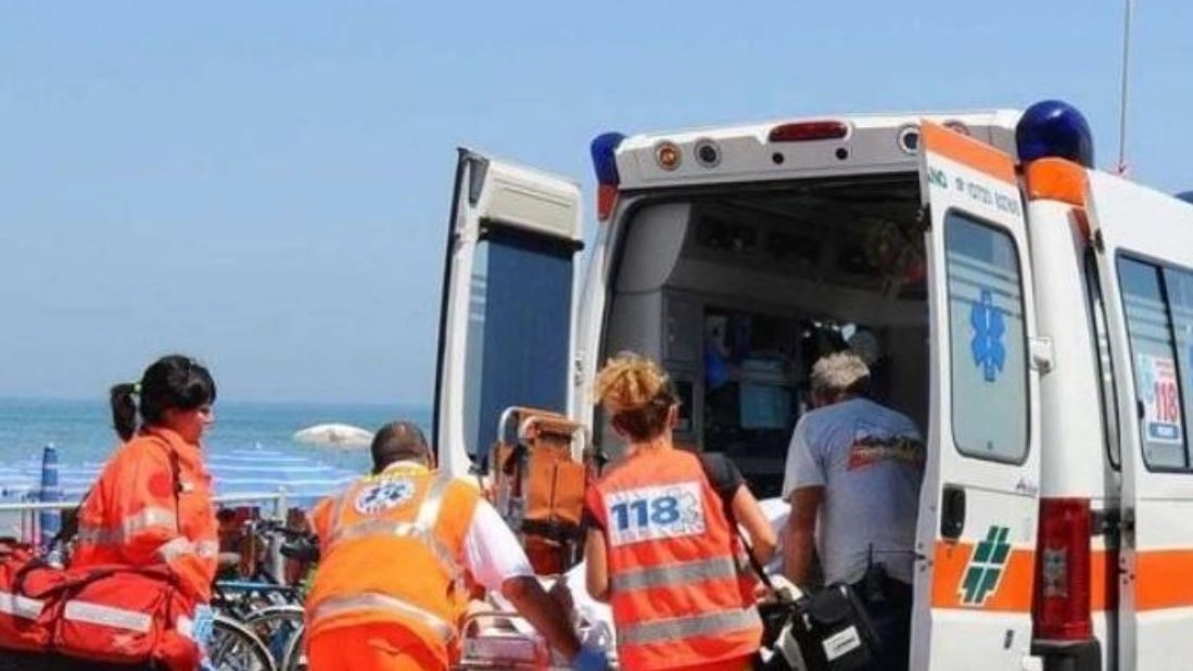 Un'ambulanza interviene sulla spiaggia di Follonica (Foto di repertorio)