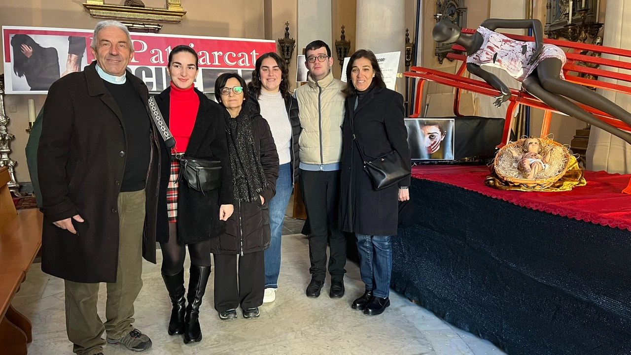 Il presepe è allestito nel battistero della parrocchia di San Giovanni a Ponsacco Il presepe è allestito nel battistero della parrocchia di San Giovanni a Ponsacco
