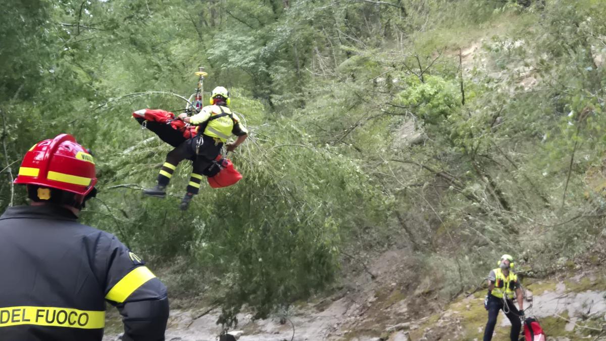 Donna cade in un dirupo, salvata dai vigili del fuoco. Portata in ospedale in elicottero