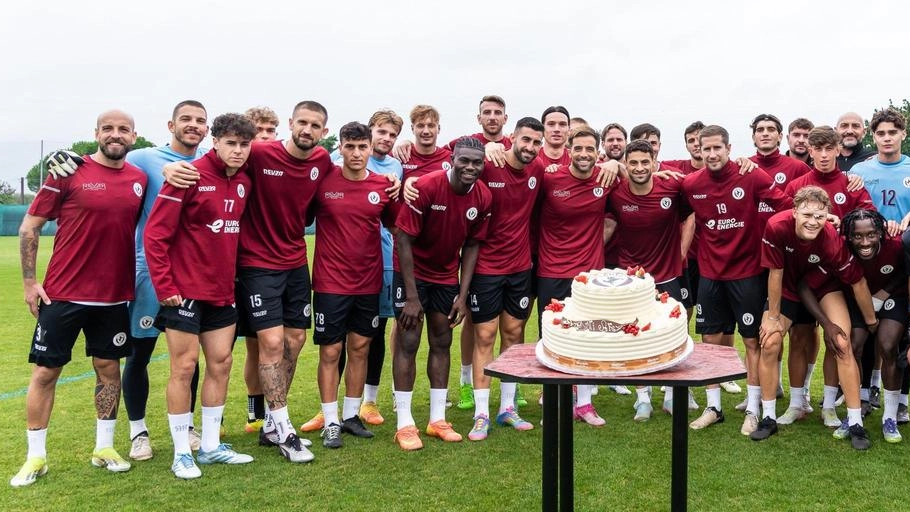 AREZZO Una foto di gruppo con davanti una torta per festeggiare i 102 anni dell’Arezzo. I giocatori amaranto, insieme allo...