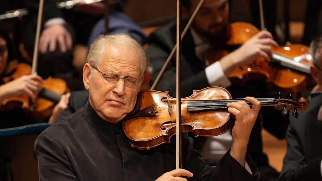 Il celebre violinista Shlomo Mintz si esibirà come solista e direttore con l'Orchestra da Camera di Perugia al Teatro Cucinelli di Solomeo, presentando un ricco programma musicale. Un appuntamento da non perdere per gli amanti della musica classica. Il celebre violinista Shlomo Mintz si esibirà come solista e direttore con l'Orchestra da Camera di Perugia al Teatro Cucinelli di Solomeo, presentando un ricco programma musicale. Un appuntamento da non perdere per gli amanti della musica classica.