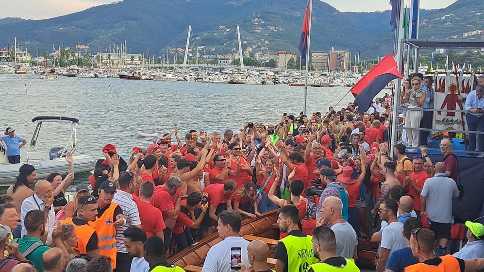 Tifo da stadio alla Morin per il Palio del Golfo