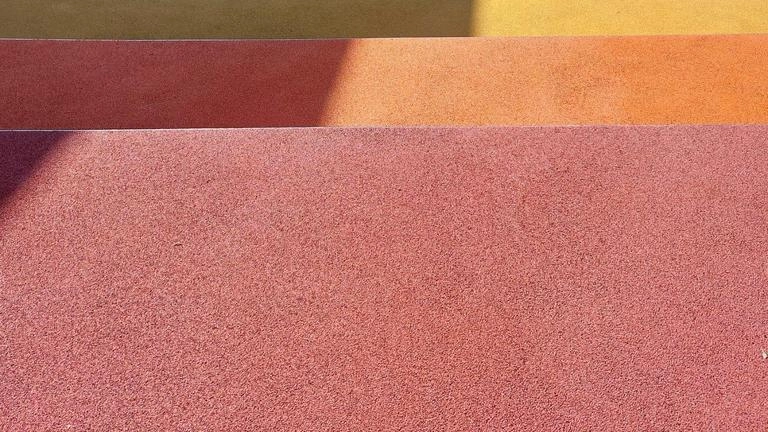 Così si presenta l’anfiteatro che si trova sul retro. della scuola di San Marcello con i gradoni rivestiti di gomma colata Così si presenta l’anfiteatro che si trova sul retro. della scuola di San Marcello con i gradoni rivestiti di gomma colata
