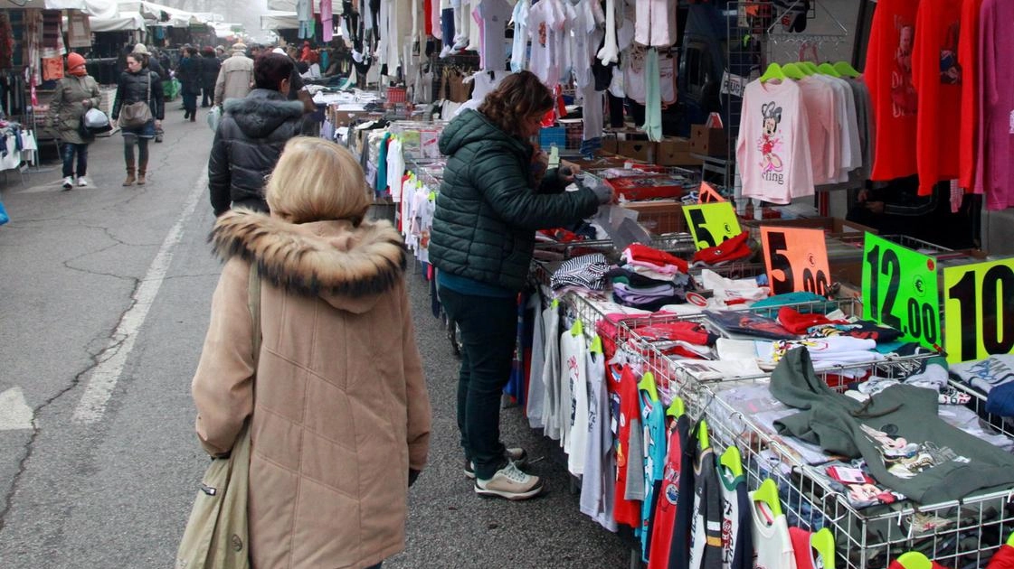 La presenza del Mercatino di Forte dei Marmi nel cuore del centro storico cittadino non è stata vista di buon grado da Anva Confesercenti, che ha diramato una dura nota di protesta (foto d’archivio) La presenza del Mercatino di Forte dei Marmi nel cuore del centro storico cittadino non è stata vista di buon grado da Anva Confesercenti, che ha diramato una dura nota di protesta (foto d’archivio)