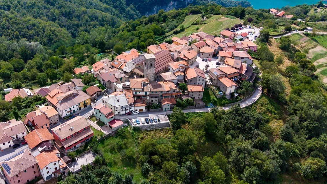 Una suggestiva immagine realizzata con il drone che offre una panoramica del borgo di Careggine (. foto Borghesi Una suggestiva immagine realizzata con il drone che offre una panoramica del borgo di Careggine (. foto Borghesi