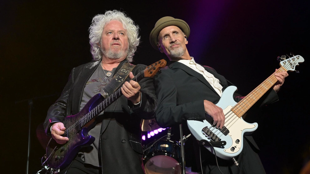Un altro “sold out“ con oltre 8mila spettatori ieri sera in piazza Napoleone tra jazz, rock e pop . Le due performance incantano i fan nel penultimo appuntamento in cartellone di questa edizione. Un altro “sold out“ con oltre 8mila spettatori ieri sera in piazza Napoleone tra jazz, rock e pop . Le due performance incantano i fan nel penultimo appuntamento in cartellone di questa edizione.