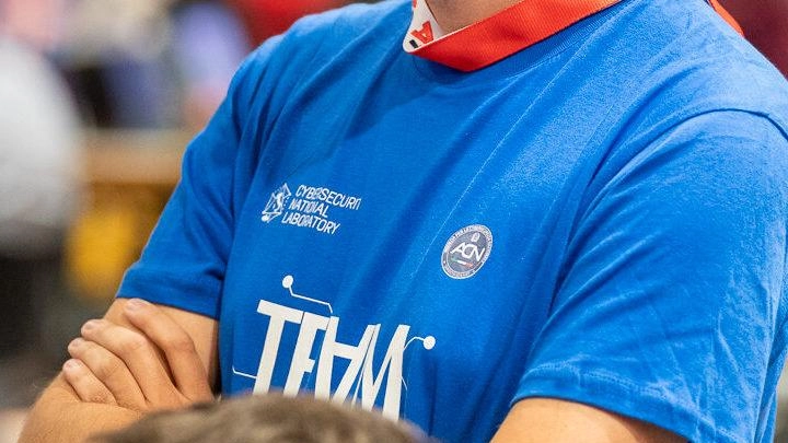 I cosiddetti ‘hacker buoni’ a Lucca per prepararsi alla competizione europea dedicata alla cybersicurezza e che si terrà a Torino dal 7 all’11 ottobre con squadre composte da 10 giocatori dai 14 ai 25 anni. I cosiddetti ‘hacker buoni’ a Lucca per prepararsi alla competizione europea dedicata alla cybersicurezza e che si terrà a Torino dal 7 all’11 ottobre con squadre composte da 10 giocatori dai 14 ai 25 anni.