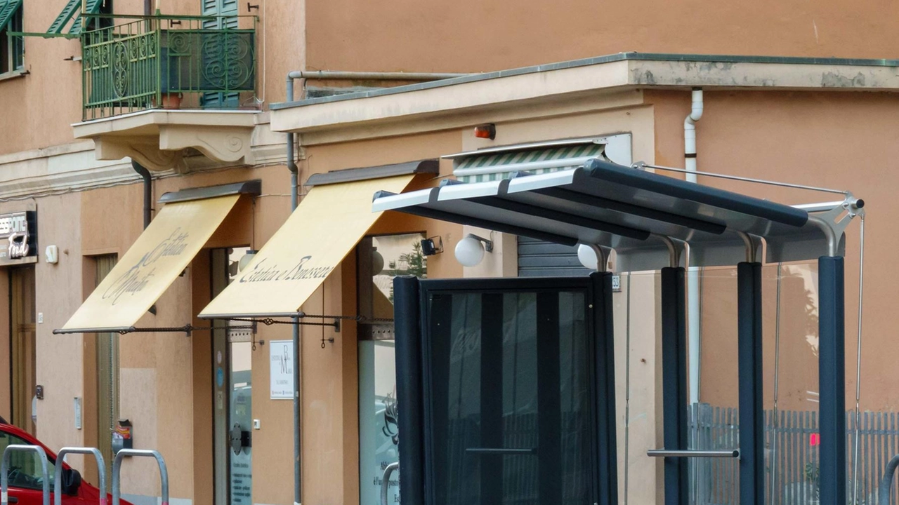 La crisi del trasporto pubblico a La Spezia si aggrava con la mancanza di manutenzione dei mezzi, denunciata dai sindacati. Nel frattempo, proseguono i lavori di rifacimento delle fermate, con l'installazione di pensiline per ripararsi dalle intemperie. La crisi del trasporto pubblico a La Spezia si aggrava con la mancanza di manutenzione dei mezzi, denunciata dai sindacati. Nel frattempo, proseguono i lavori di rifacimento delle fermate, con l'installazione di pensiline per ripararsi dalle intemperie.