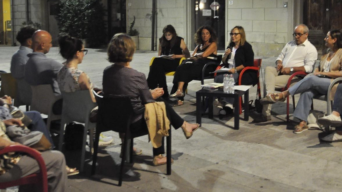 Un momento del primo incontro tra l’amministrazione comunale di Poggibonsi e la cittadinanza sui problemi della città Un momento del primo incontro tra l’amministrazione comunale di Poggibonsi e la cittadinanza sui problemi della città