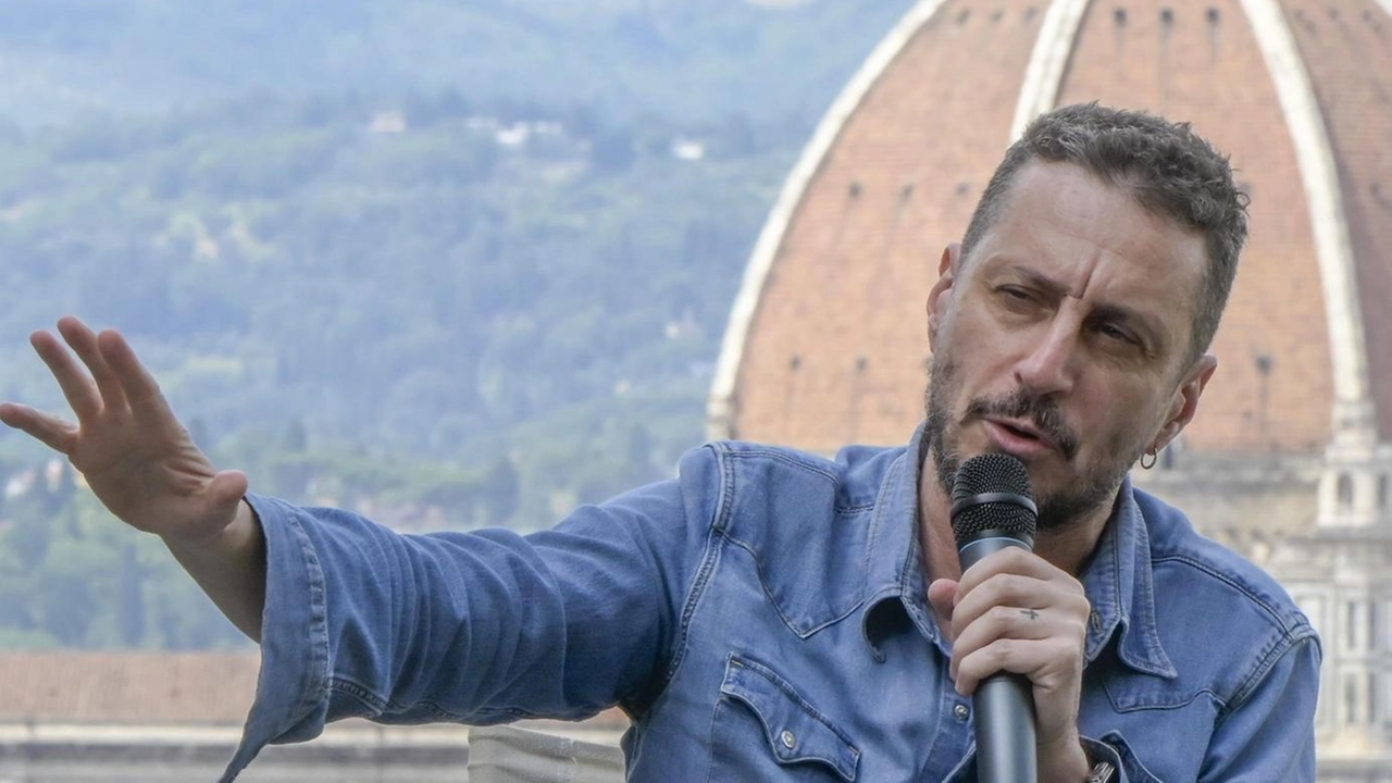 Questa sera (21) lo show ’Non hanno un amico ’dell’artista genovese "Racconto la mia generazione, la peggiore, e la confronto con le altre. Sono l’opposto di quello che appaio quando mi esibisco: un solitario". Questa sera (21) lo show ’Non hanno un amico ’dell’artista genovese "Racconto la mia generazione, la peggiore, e la confronto con le altre. Sono l’opposto di quello che appaio quando mi esibisco: un solitario".