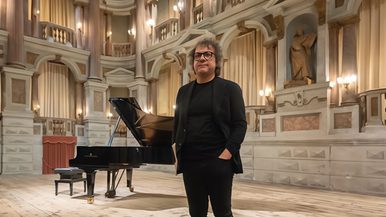 Molto atteso il 14 marzo alla Sala Vanni il concerto del musicista e compositore friulano. Remo Anzovino Molto atteso il 14 marzo alla Sala Vanni il concerto del musicista e compositore friulano. Remo Anzovino