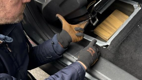 Il primo involucro con la cocaina trovato dai poliziotti nell’auto condotta dal 53enne