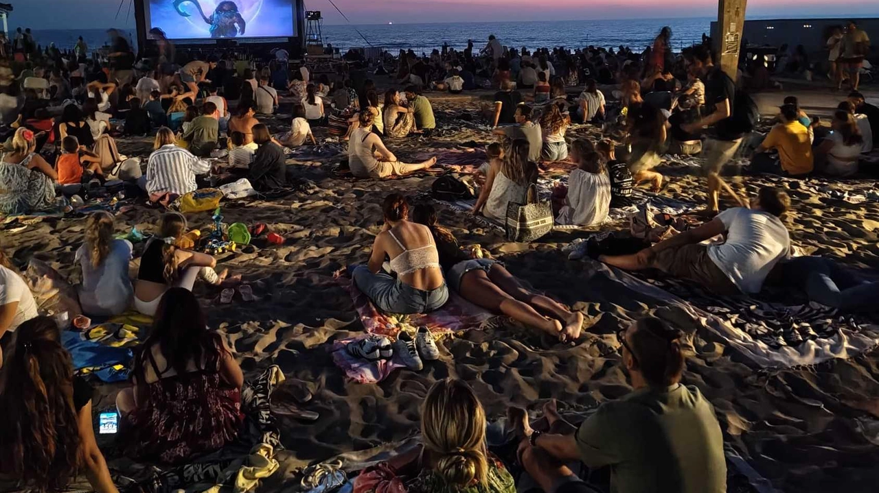 Il maxi schermo in riva al mare del Bagno degli Americani a Tirrenia. Per tutta la rassegna attivo lo spazio ristoro, maggiori informazioni e prenotazioni 342 3513884