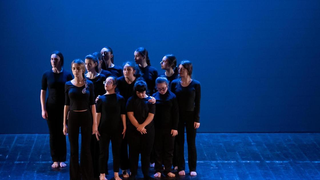https://www.lanazione.it/image-service/view/acePublic/alias/contentid/NjU1YmMzZjgtYjgwNi00/0/chi-sei-tu-dolce-luce-e-sul-palco-la-maic.jpeg?f=16:9&w=1200&h=630