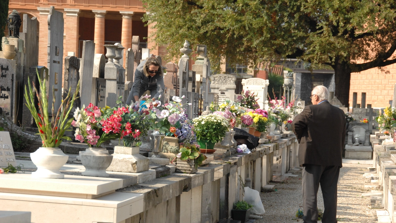 Raffica di furti al cimitero: "Tombe saccheggiate anche solo per spregio"