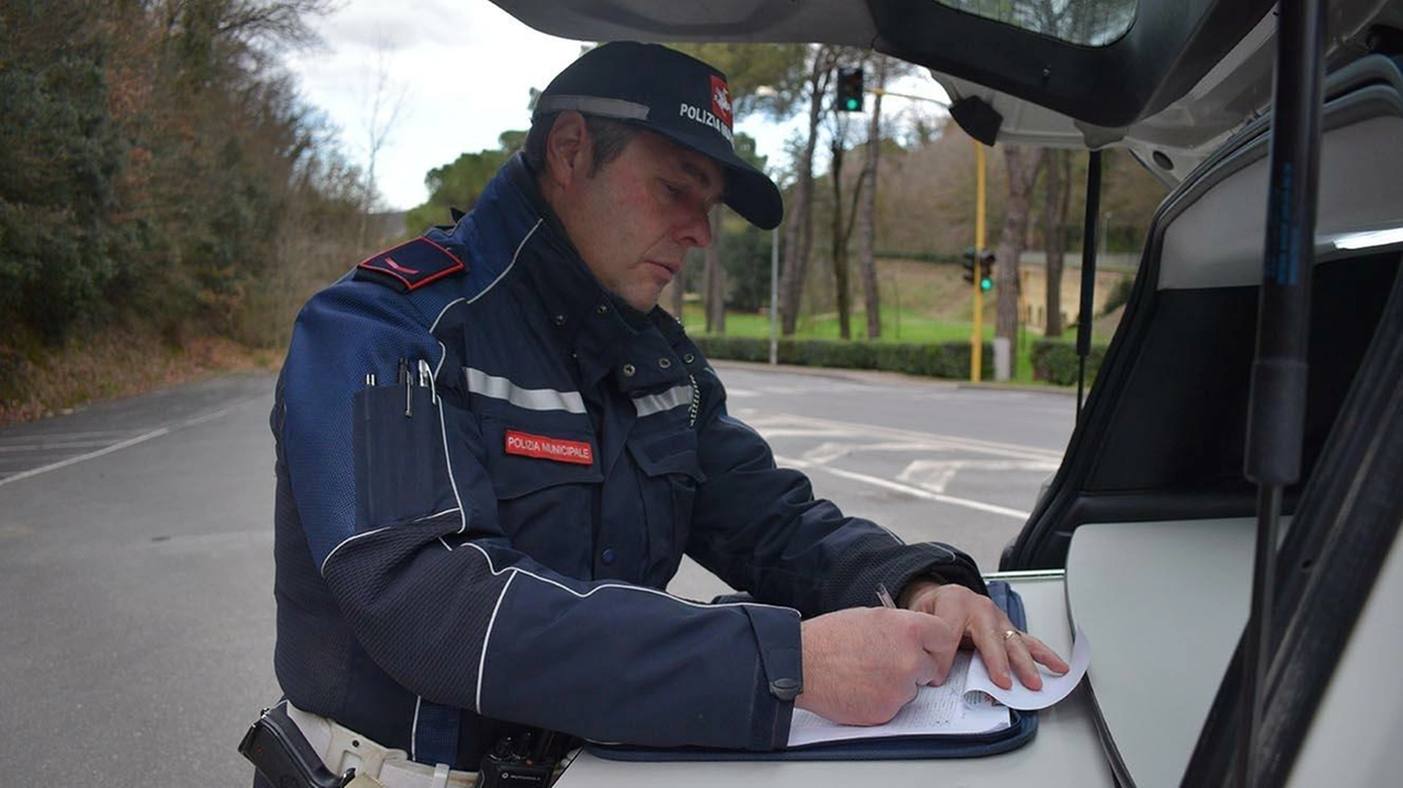 Il Comune di Lajatico avrebbe difficoltà nel garantire la presenza della polizia municipaale (foto d’archivio) Il Comune di Lajatico avrebbe difficoltà nel garantire la presenza della polizia municipaale (foto d’archivio)