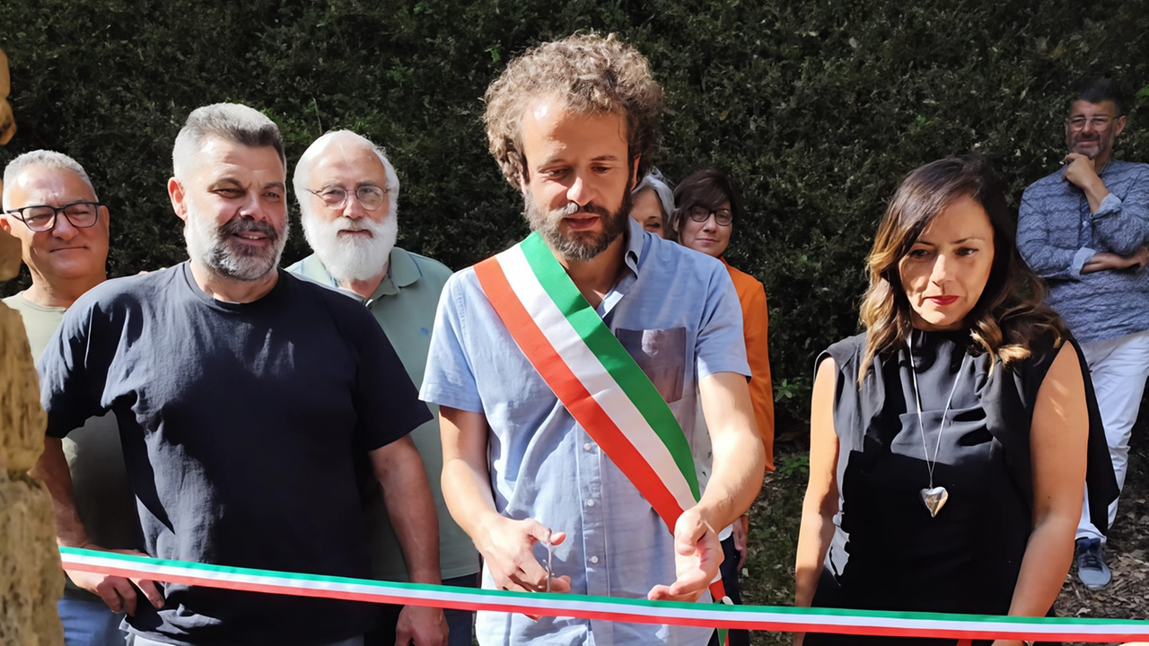 Il taglio del nastro da parte del sindaco Patrizio Andreuccetti in occasione dell’inaugurazione dello «Spazio del Romito» a San Bartolomeo per la festa dell’Ascensione Il taglio del nastro da parte del sindaco Patrizio Andreuccetti in occasione dell’inaugurazione dello «Spazio del Romito» a San Bartolomeo per la festa dell’Ascensione