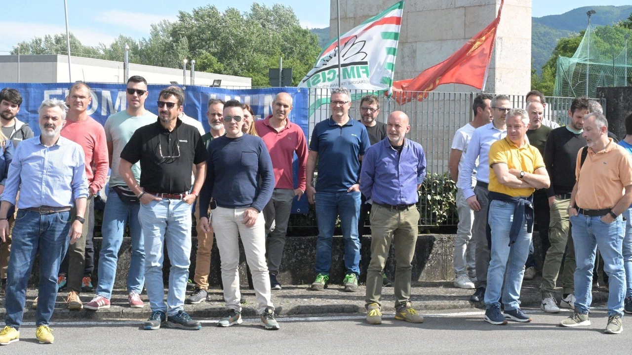 Il presidio dei lavoratori di fronte ai cancelli della Valmet di Mugnano dopo l’annuncio dei 22 licenziamenti Il presidio dei lavoratori di fronte ai cancelli della Valmet di Mugnano dopo l’annuncio dei 22 licenziamenti