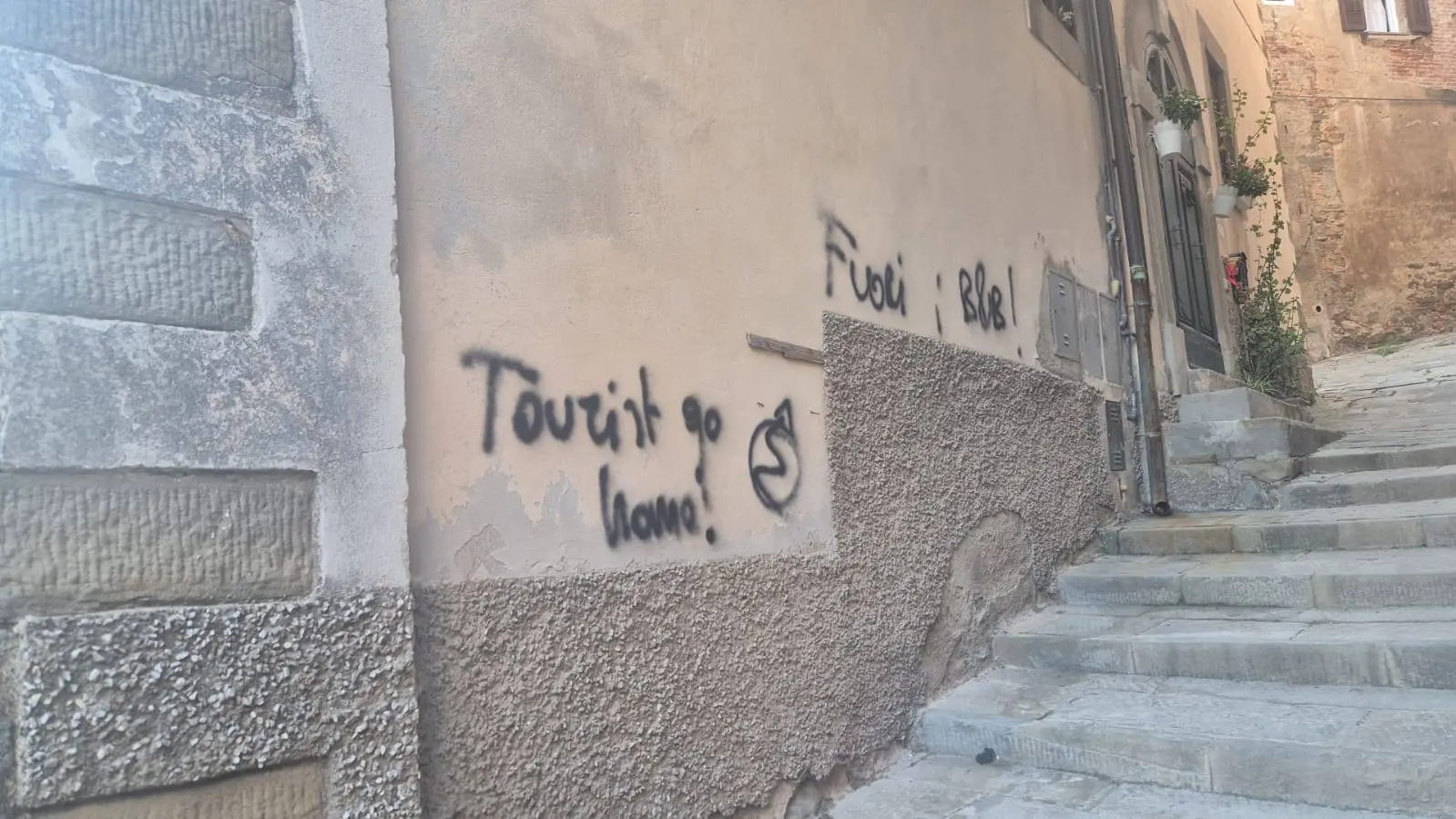 Scritte contro l’overtourism a Cortona, denunciate due persone