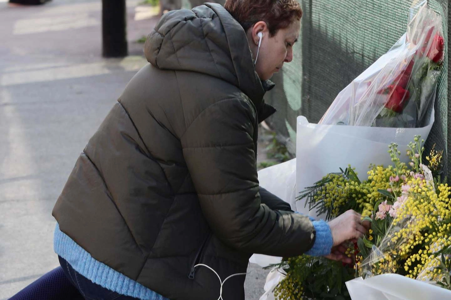 Tanti abitanti del quartiere hanno lasciato mazzi di fiori al cantiere della strage
