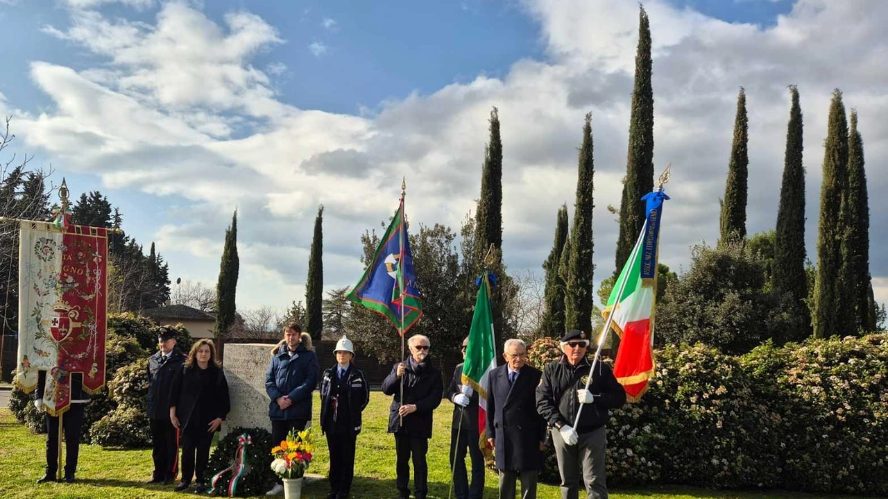 Cerimonia al cimitero. Il sindaco Stefano Zuccarini: «Un ricordo sempre attuale, solo in tre tornarono vivi nelle loro case» Cerimonia al cimitero. Il sindaco Stefano Zuccarini: «Un ricordo sempre attuale, solo in tre tornarono vivi nelle loro case»