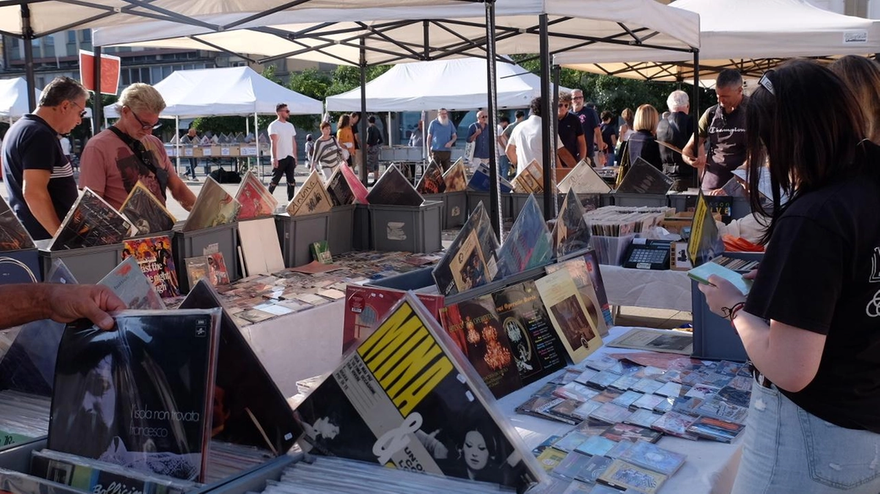 Appassionati e curiosi da tutta la regione e anche oltre in piazza Aranci per andare a caccia di pezzi unici e album per arricchire la propria collezione Appassionati e curiosi da tutta la regione e anche oltre in piazza Aranci per andare a caccia di pezzi unici e album per arricchire la propria collezione