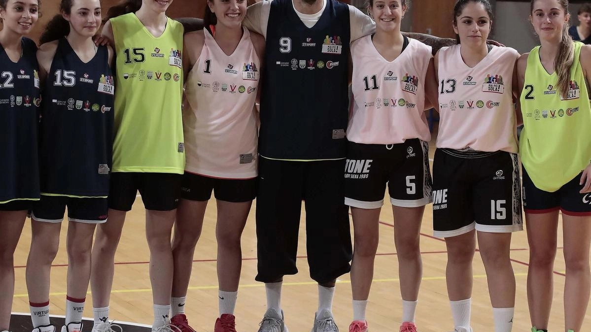 "Mi fa piacere portare il mio messaggio, per tutto quello che è legato al basket, specie se riguarda nobili iniziative... "Mi fa piacere portare il mio messaggio, per tutto quello che è legato al basket, specie se riguarda nobili iniziative...