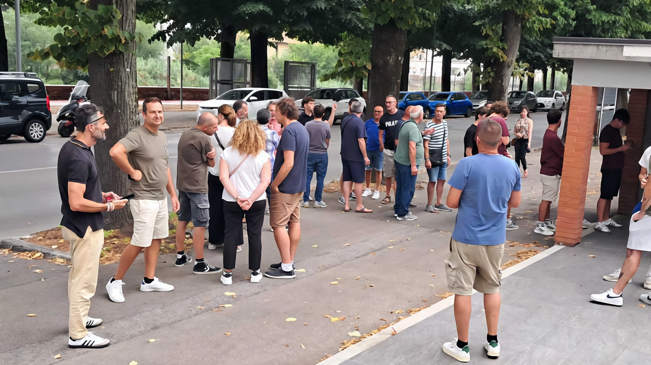 Anche l’ex sindaco Matteo Biffoni in fila allo stadio per sottoscrivere l’abbonamento della nuova stagione dei biancazzurri Anche l’ex sindaco Matteo Biffoni in fila allo stadio per sottoscrivere l’abbonamento della nuova stagione dei biancazzurri