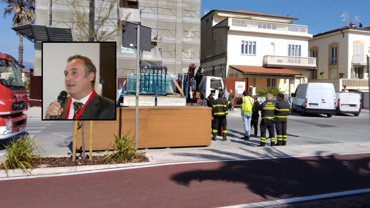 I vigili del fuoco intervenuti nel palazzo di viale Pistelli a Camaiore dove ha perso la vita Paolo Mariottoni (nel riquadro). Foto Umicini