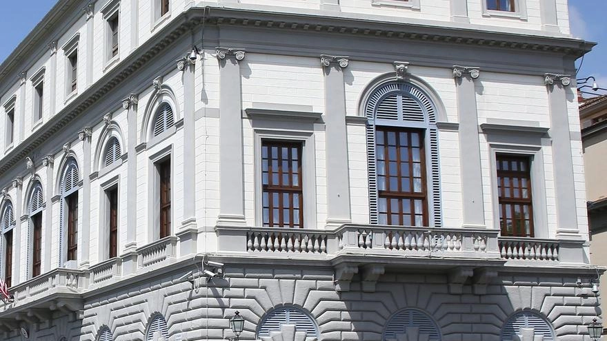 Le parole al miele del neo ambasciatore Usa in Italia Tilman Fertitta dopo il colloquio col Tycoon: troppo importante l’operatività dell’ufficio. Sollevata la sindaca Funaro: "Buona notizia, sarebbe stata una perdita" .