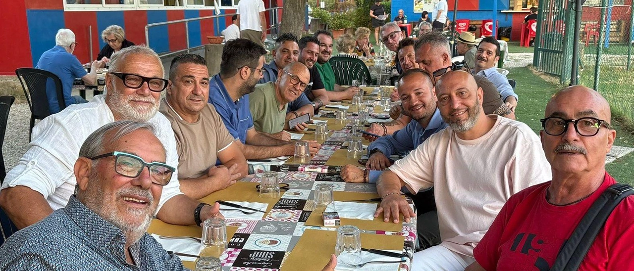 Amici e colleghi si sono ritrovati in una serata speciale. Consegnata un targa al figlio Gianni. Tutti insieme a cena nel ricordo del "Pampa»