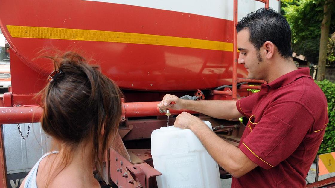 Rubinetti a singhiozzo. Da Novoli alle Cure weekend di passione. Undici autobotti in città Rubinetti a singhiozzo. Da Novoli alle Cure weekend di passione. Undici autobotti in città