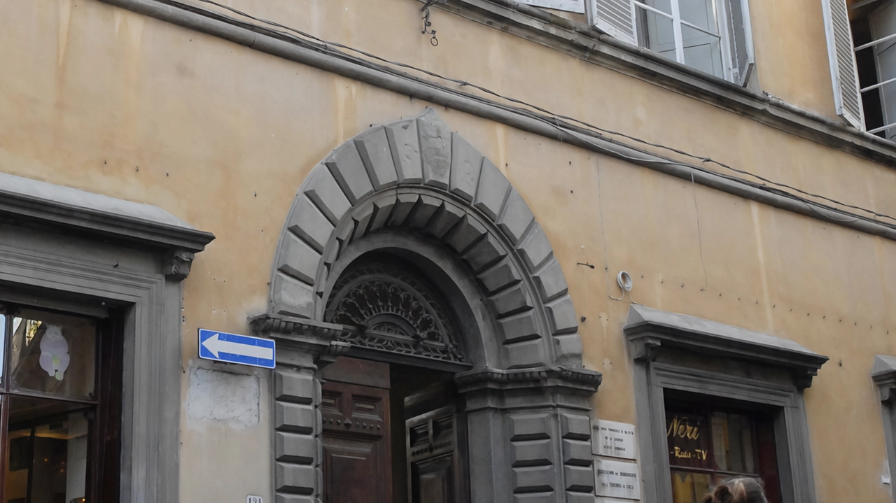 Il movimentato episodio è accaduto nella sede di Confcommercio a Palazzo Sani in via Fillungo la scorsa settimana: protagonisti Giovanni Martini e Federico Lanza, entrambi con cariche sociali Il movimentato episodio è accaduto nella sede di Confcommercio a Palazzo Sani in via Fillungo la scorsa settimana: protagonisti Giovanni Martini e Federico Lanza, entrambi con cariche sociali