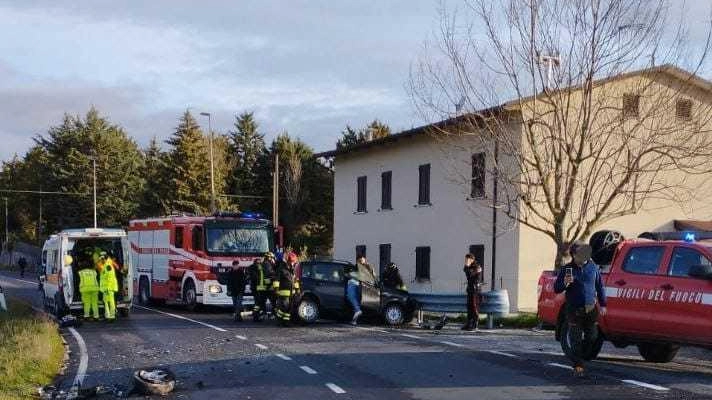Il violento impatto tra due auto avvenuto a Mengara lungo la strada Eugubina Il violento impatto tra due auto avvenuto a Mengara lungo la strada Eugubina