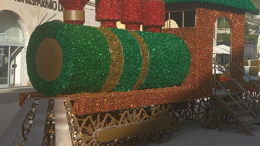 A Pietrasanta, il trenino colorato sostituisce la slitta di Babbo Natale per le festività. Novità introdotte dall'amministrazione comunale con luminarie e addobbi. Accensione ufficiale il 22 novembre. A Pietrasanta, il trenino colorato sostituisce la slitta di Babbo Natale per le festività. Novità introdotte dall'amministrazione comunale con luminarie e addobbi. Accensione ufficiale il 22 novembre.